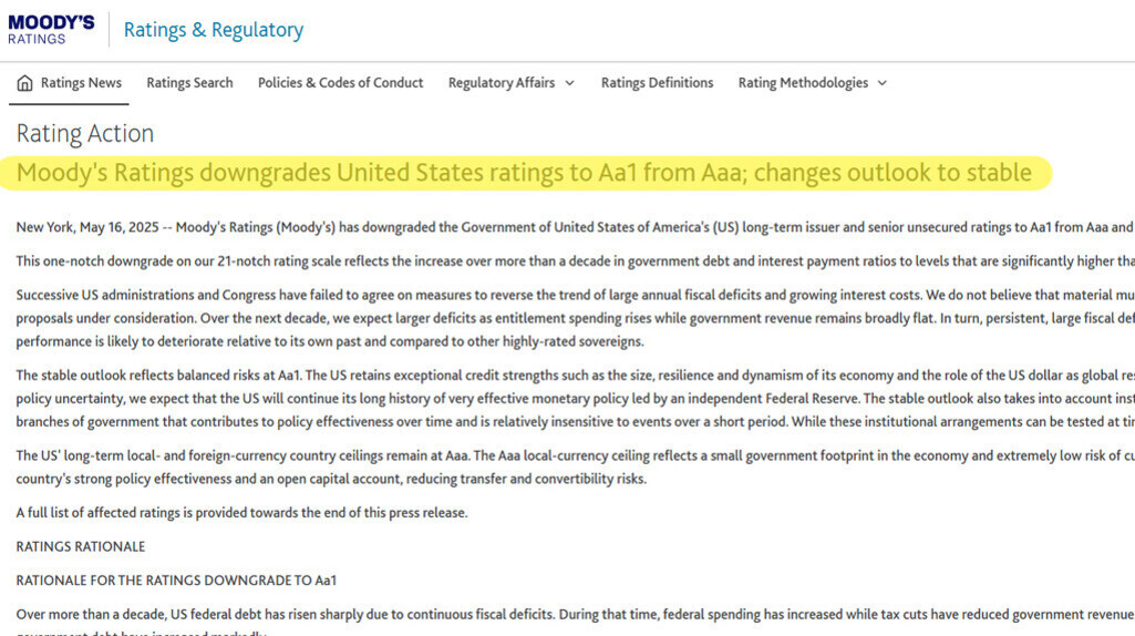 Moody's Ratings가 미국의 신용등급을 Aaa에서 Aa1로 하향 조정하고 전망을 안정적으로 변경했다는 내용의 공식 발표문이 화면에 표시되어 있다.