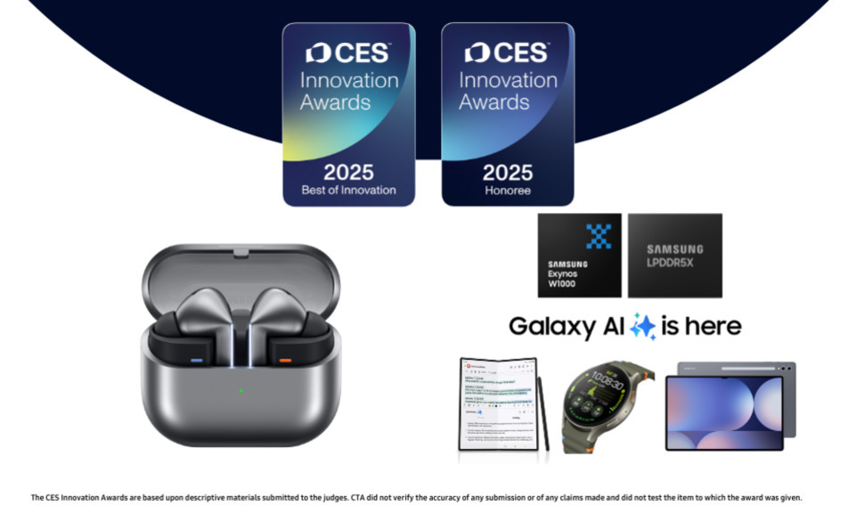 CES 2025 혁신상 수상 로고, 삼성 Exynos W1000 및 LPDDR5X 칩 이미지, Galaxy AI is here 문구와 함께 무선 이어폰, 스마트워치, 태블릿 등 삼성 전자기기 이미지가 배치된 모습.