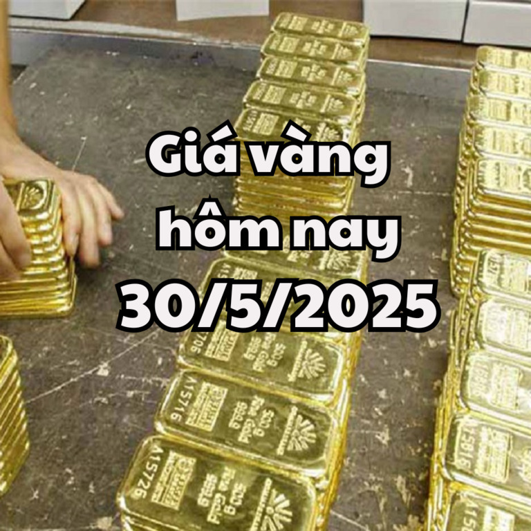 여러 개의 금괴가 테이블 위에 정렬되어 있고, 중앙에는 'Giá vàng hôm nay 30/5/2025'라는 베트남어 텍스트가 적혀 있다.