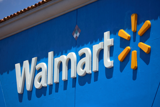 파란색 벽에 흰색 'Walmart' 로고와 노란색 심볼이 보인다.