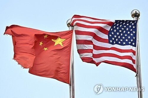중국 국기와 미국 국기가 나란히 바람에 휘날리고 있다.
