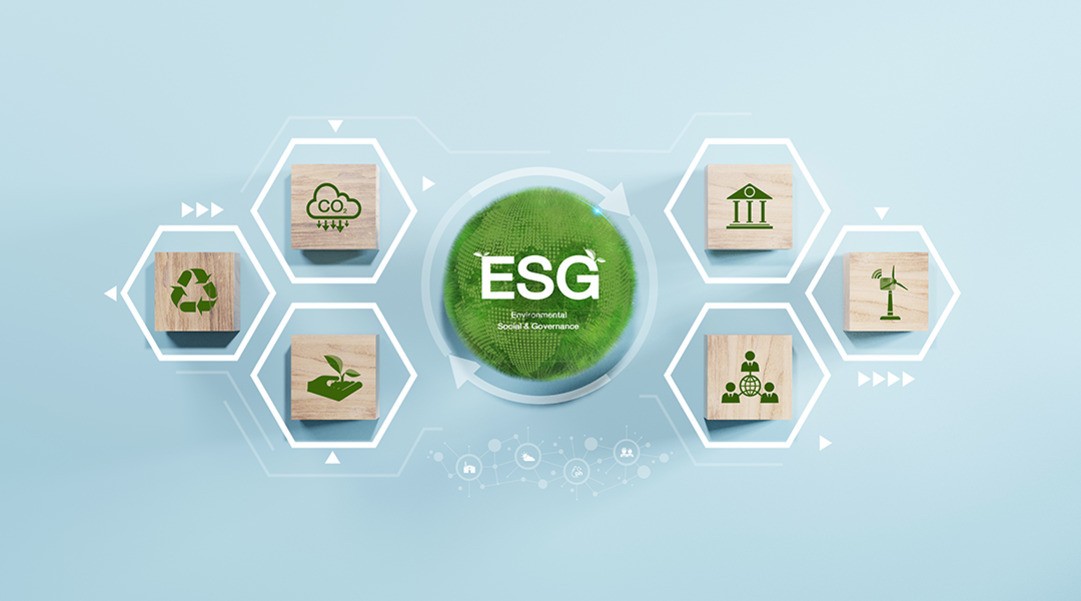중앙에 'ESG'와 'Environmental Social & Governance'라는 글자가 있는 녹색 구가 있고, 주변에 재활용, CO2, 식물, 건물, 풍력발전기, 사람과 지구 아이콘이 그려진 나무 블록들이 육각형 프레임 안에 배치되어 있다.