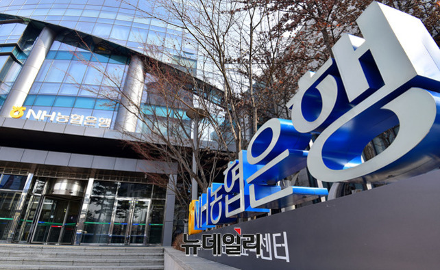 NH농협은행 건물 입구와 큰 로고 간판이 보이는 외관 사진