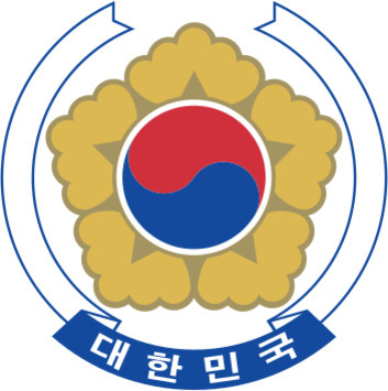 대한민국 국회의 상징 엠블럼으로, 중앙에 태극 문양이 있고 그 주위에 금색 무궁화와 파란색 리본에 '대한민국' 글자가 적혀 있다.