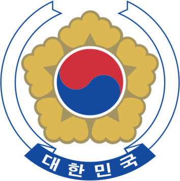 정치 제도와 구조: 대한민국 정치 체계와 시민의 변화 경험 2 대한민국 국회의 상징 엠블럼으로, 중앙에 태극 문양이 있고 그 주위에 금색 무궁화 문양과 파란색 리본에 '대한민국' 글자가 적혀 있다.