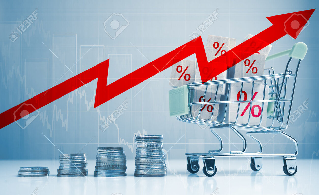 글로벌 인플레이션과 생활비 위기: 국가별 대응과 소비자 전략 집중 분석 3 동전이 쌓여 있고, 쇼핑카트 안에 퍼센트 기호가 적힌 상자가 있으며, 위로 상승하는 빨간 화살표가 있는 이미지로, 물가 상승 또는 인플레이션을 상징한다.
