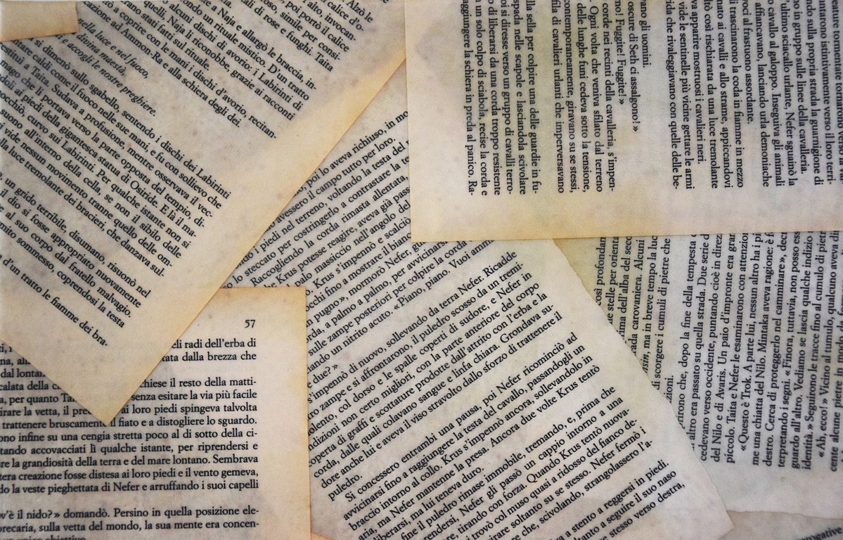 정치적 중립성의 중요성: 사회 신뢰와 공공기관의 역할 3 여러 장의 오래된 종이 문서가 겹쳐진 모습으로, 각 문서에는 이탤릭어로 인쇄된 텍스트가 빼곡히 적혀 있다.