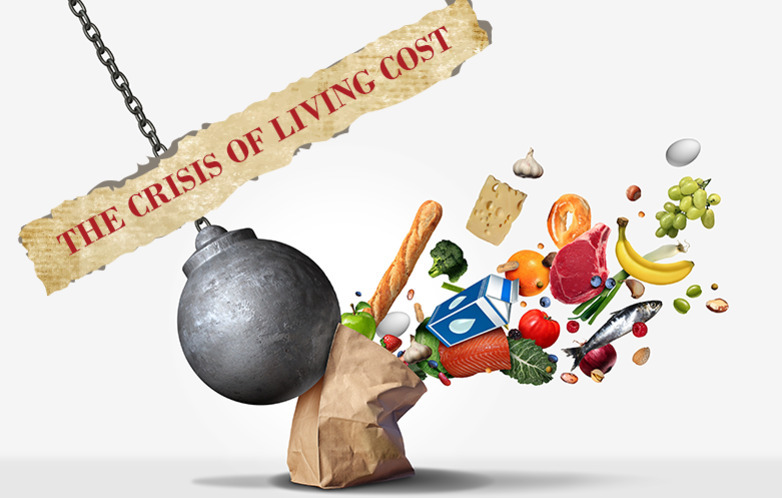 글로벌 인플레이션과 생활비 위기: 국가별 대응과 소비자 전략 집중 분석 5 철구가 달린 해머가 'THE CRISIS OF LIVING COST'라는 문구와 함께 종이봉투를 치고, 다양한 식료품들이 봉투에서 튀어나오는 모습.